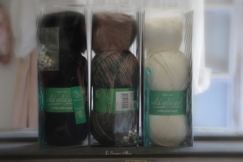 Lot de trois kits tricot Bonnet Strass et Pompon